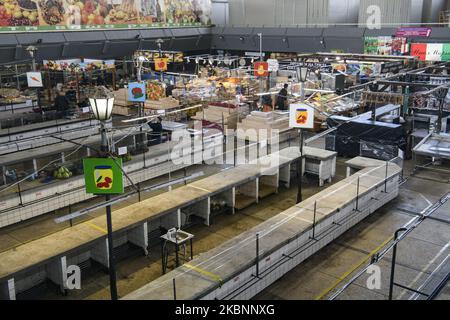Le marché alimentaire de Zhytniy a repris ses activités après l'interdiction, dans le contexte de l'épidémie de coronavirus COVID-19 à Kiev, en Ukraine, sur 13 mai 2020 (photo de Maxym Marusenko/NurPhoto) Banque D'Images