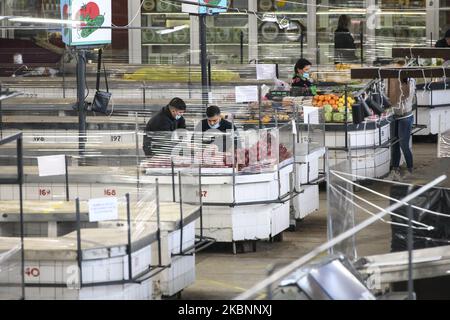 Le marché alimentaire de Zhytniy a repris ses activités après l'interdiction, dans le contexte de l'épidémie de coronavirus COVID-19 à Kiev, en Ukraine, sur 13 mai 2020 (photo de Maxym Marusenko/NurPhoto) Banque D'Images