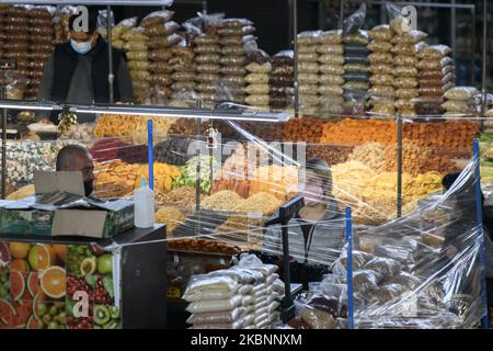 Le marché alimentaire de Zhytniy a repris ses activités après l'interdiction, dans le contexte de l'épidémie de coronavirus COVID-19 à Kiev, en Ukraine, sur 13 mai 2020 (photo de Maxym Marusenko/NurPhoto) Banque D'Images