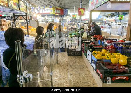 Le marché alimentaire de Zhytniy a repris ses activités après l'interdiction, dans le contexte de l'épidémie de coronavirus COVID-19 à Kiev, en Ukraine, sur 13 mai 2020 (photo de Maxym Marusenko/NurPhoto) Banque D'Images