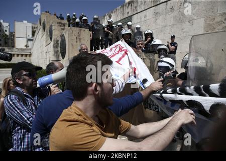 Les manifestants se sont mis à l'écart de la police anti-émeute, devant le Parlement grec, lors d'une manifestation contre les enseignants et les étudiants grecs contre les réformes dans l'éducation, à Athènes, Grèce sur 13 mai 2020 (photo de Panayotis Tzamaros/NurPhoto) Banque D'Images