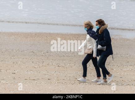 Les gens se promène sur la plage de la Baule-Escoublac, en France, sur 13 mai 2020, pendant l'urgence du coronavirus. (Photo par Estelle Ruiz/NurPhoto) Banque D'Images