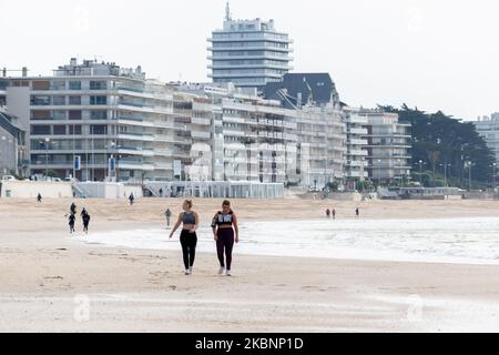 Les gens se promène sur la plage de la Baule-Escoublac, en France, sur 13 mai 2020, pendant l'urgence du coronavirus. (Photo par Estelle Ruiz/NurPhoto) Banque D'Images