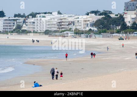 Les gens se promène sur la plage de la Baule-Escoublac, en France, sur 13 mai 2020, pendant l'urgence du coronavirus. (Photo par Estelle Ruiz/NurPhoto) Banque D'Images