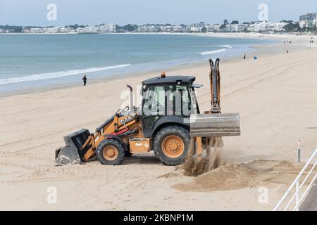 Les gens se promène sur la plage de la Baule-Escoublac, en France, sur 13 mai 2020, pendant l'urgence du coronavirus. (Photo par Estelle Ruiz/NurPhoto) Banque D'Images