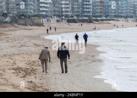 Les gens se promène sur la plage de la Baule-Escoublac, en France, sur 13 mai 2020, pendant l'urgence du coronavirus. (Photo par Estelle Ruiz/NurPhoto) Banque D'Images