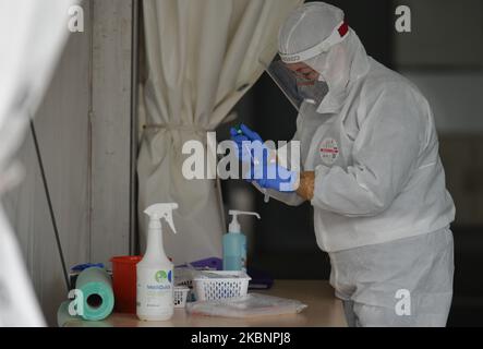 Diagnostic Medical Laboratories travailleur se prépare à effectuer un écouvillon pour recueillir un échantillon pour le test du coronavirus au centre de test de Taurion Arena à Cracovie. Depuis 18 mai, la troisième étape de dégel de l'économie et de relâchement des restrictions aura lieu et comprendra l'ouverture de salons de beauté, de restaurants, de bars et de cafés. Après le record d'hier de 595 nouveaux cas, le ministère de la Santé a signalé aujourd'hui 283 nouveaux cas et 22 décès, ce qui porte le nombre total à 17 204 personnes infectées, 861 décès et 6 410 ont récupéré. Mercredi, 13 mai 2020, à Cracovie, en Pologne. (Photo par Artur Widak/N. Banque D'Images