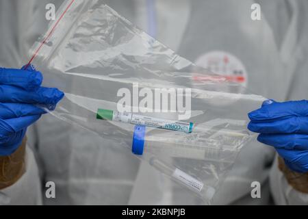 Diagnostic Medical Laboratories travailleur se prépare à effectuer un écouvillon pour recueillir un échantillon pour le test du coronavirus au centre de test de Taurion Arena à Cracovie. Depuis 18 mai, la troisième étape de dégel de l'économie et de relâchement des restrictions aura lieu et comprendra l'ouverture de salons de beauté, de restaurants, de bars et de cafés. Après le record d'hier de 595 nouveaux cas, le ministère de la Santé a signalé aujourd'hui 283 nouveaux cas et 22 décès, ce qui porte le nombre total à 17 204 personnes infectées, 861 décès et 6 410 ont récupéré. Mercredi, 13 mai 2020, à Cracovie, en Pologne. (Photo par Artur Widak/N. Banque D'Images