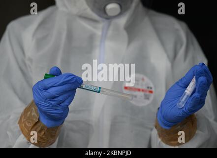 Diagnostic Medical Laboratories travailleur se prépare à effectuer un écouvillon pour recueillir un échantillon pour le test du coronavirus au centre de test de Taurion Arena à Cracovie. Depuis 18 mai, la troisième étape de dégel de l'économie et de relâchement des restrictions aura lieu et comprendra l'ouverture de salons de beauté, de restaurants, de bars et de cafés. Après le record d'hier de 595 nouveaux cas, le ministère de la Santé a signalé aujourd'hui 283 nouveaux cas et 22 décès, ce qui porte le nombre total à 17 204 personnes infectées, 861 décès et 6 410 ont récupéré. Mercredi, 13 mai 2020, à Cracovie, en Pologne. (Photo par Artur Widak/N. Banque D'Images