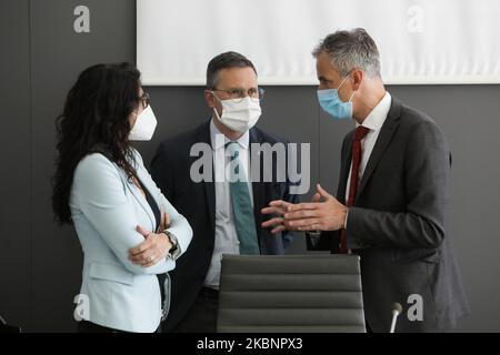 Francesca Brianza (L), Giovanni Malanchini (C), Alessandro Fermi (R) lors d'une conférence de presse en Lombardie pour le programme #ripartilombardia au Palazzo Pirelli, Milan, Italie, 14 mai 2020. #Ripartilombardia est un programme opérationnel conçu pour la relance du secteur du tourisme italien, un secteur très touché par l'urgence du coronavirus. (Photo par Mairo Cinquetti/NurPhoto) Banque D'Images