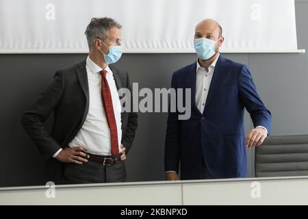 Alessandro Fermi (L) et Dario Violi (R) lors de la conférence de presse en Lombardie pour le programme #ripartilombardia au Palazzo Pirelli, Milan, Italie, 14 mai 2020. #Ripartilombardia est un programme opérationnel conçu pour la relance du secteur du tourisme italien, un secteur très touché par l'urgence du coronavirus. (Photo par Mairo Cinquetti/NurPhoto) Banque D'Images