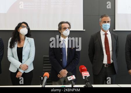 Francesca Brianza (L), Attilio Fontana (C), Alessandro Fermi (R) lors d'une conférence de presse en Lombardie pour le programme #ripartilombardia au Palazzo Pirelli, Milan, Italie, 14 mai 2020. #Ripartilombardia est un programme opérationnel conçu pour la relance du secteur du tourisme italien, un secteur très touché par l'urgence du coronavirus. (Photo par Mairo Cinquetti/NurPhoto) Banque D'Images