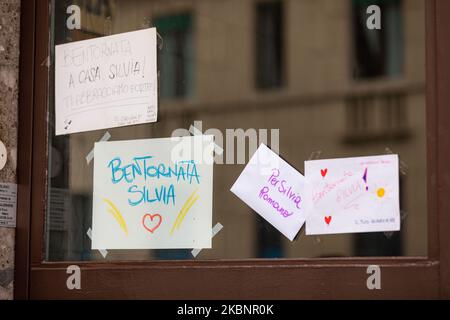 Des affiches ont été laissées devant la maison de Silvia Romano en attendant son retour après avoir été libéré le 11th mai 2020 à Milan, Italie. Elle rentre chez elle dans le district de Casoretto après avoir été kényane et libérée en Somalie. (Photo par Alessandro Bremec/NurPhoto) Banque D'Images