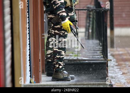 SRINAGAR, CACHEMIRE, INDE-MAI 14 : des soldats paramilitaires indiens se tiennent sur le front de vente alors qu'il pleut à Srinagar, Cachemire, sur 14 mai 2020. Le lock-down continue de rester en place à travers la vallée du Cachemire pour arrêter la propagation du coronavirus COVID-19 . (Photo par Faisal Khan/NurPhoto) Banque D'Images