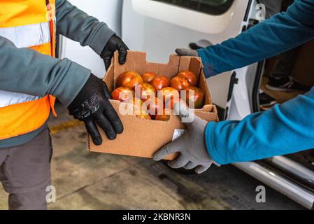 Des volontaires de la Banque espagnole de nourriture, portant des gants en raison de la pandémie du coronavirus COVID-19, sur 13 mai 2020 à Gérone, Espagne. En raison du chômage et de la crise économique dérivée de Covid-19, la fondation de la banque alimentaire est submergée en raison du grand nombre de personnes qui sont dans une situation vulnérable et qui viennent à eux pour obtenir de l'aide. (Photo par Adria Salido Zarco/NurPhoto) Banque D'Images