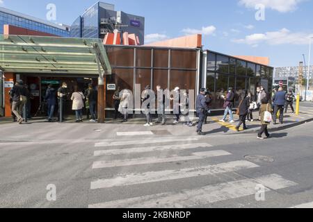 Premier contrôle des certificats de voyage en transports en commun en Ile-de-France à l'entrée de chaque station de RER et de métro à Paris, France, sur 14 mai 2020. (Photo de Stephane Rouppert/NurPhoto) Banque D'Images