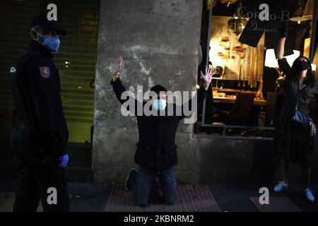 Un homme proteste contre le gouvernement pour sa gestion de crise du coronavirus à Madrid le 14th mai 2020. (Photo de Juan Carlos Lucas/NurPhoto) Banque D'Images