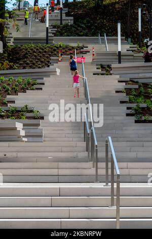 Les gens explorent la montée d'escalier d'Eden Park récemment ouverte au musée d'art de Cincinnati à la suite de la pandémie du coronavirus COVID-19, jeudi, 14 mai 2020, à Cincinnati, Ohio, États-Unis. (Photo de Jason Whitman/NurPhoto) Banque D'Images