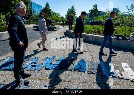 La rébellion d'extinction du groupe militant pour le climat se manifeste dans la Den Bosch, aux pays-Bas, sur 15 mai 2020 en remplissant une place avec des centaines de pantalons comme une action symbolique pour appeler les États provinciaux, pour être honnête au sujet du climat et de la crise écologique, et aussi de sensibiliser les gens à la nécessité d'un changement de système à grande échelle. (Photo par Romy Arroyo Fernandez/NurPhoto) Banque D'Images