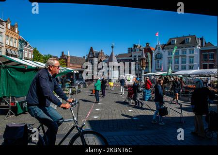 Les gens font du shopping sur le marché en respectant les marques de distance, pendant la situation de Corona à Den Bosch, aux pays-Bas, sur 15 mai 2020. (Photo par Romy Arroyo Fernandez/NurPhoto) Banque D'Images