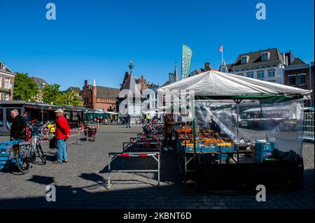 Les gens font du shopping sur le marché en respectant les marques de distance, pendant la situation de Corona à Den Bosch, aux pays-Bas, sur 15 mai 2020. (Photo par Romy Arroyo Fernandez/NurPhoto) Banque D'Images