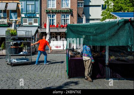 Les gens font du shopping sur le marché en respectant les marques de distance, pendant la situation de Corona à Den Bosch, aux pays-Bas, sur 15 mai 2020. (Photo par Romy Arroyo Fernandez/NurPhoto) Banque D'Images