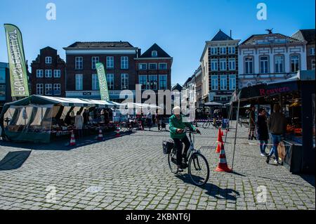 Les gens font du shopping sur le marché en respectant les marques de distance, pendant la situation de Corona à Den Bosch, aux pays-Bas, sur 15 mai 2020. (Photo par Romy Arroyo Fernandez/NurPhoto) Banque D'Images