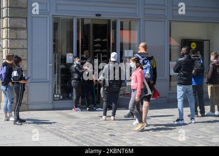 Faire la queue devant les magasins, les commerçants filtrent le nombre de clients dans leur boutique afin de pouvoir respecter les mesures de distanciation sociale afin d'atténuer tout risque de contamination par coronavirus / Covid-19 sur 15 mai 2020 à Rennes, France le cinquième jour de la définition. (Photo par Estelle Ruiz/NurPhoto) Banque D'Images