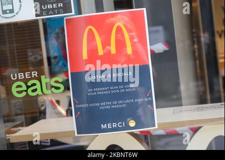 Les magasins encouragent leurs clients à respecter les gestes de barrière et les distances sociales pour limiter le risque de contamination par le coronavirus / Covid-19 à l'aide d'écrans et / ou de marquage sur le terrain à 15 mai 2020 à Rennes, France, le cinquième jour de la définition. (Photo par Estelle Ruiz/NurPhoto) Banque D'Images