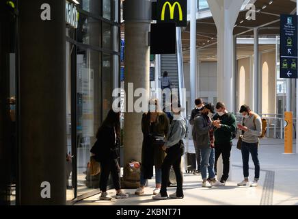 Faire la queue devant les magasins, les commerçants filtrent le nombre de clients dans leur boutique afin de pouvoir respecter les mesures de distanciation sociale afin d'atténuer tout risque de contamination par coronavirus / Covid-19 sur 15 mai 2020 à Rennes, France le cinquième jour de la définition. (Photo par Estelle Ruiz/NurPhoto) Banque D'Images