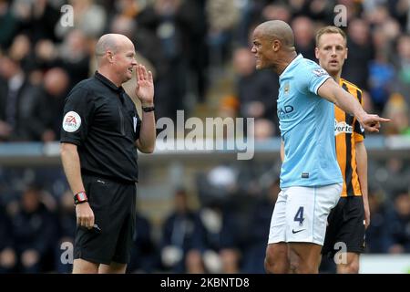 Vincent Kompany, de Manchester City, réagit de manière ingrate à l'arbitre Lee Mason après avoir reçu une carte rouge pour regrouper Nico Jelavic lors du match de la Premier League entre Hull City et Manchester City au KC Stadium, Kingston upon Hull, le samedi 15th mars 2014 (photo de Mark Fletcher/MI News/NurPhoto) Banque D'Images