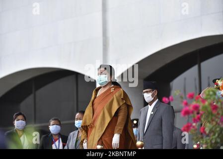 Le Président Bidya Devi Bhandari reçoit une garde d'honneur comme arrivant à présenter la politique et les programmes de cette année fiscale pendant le confinement complet à l'échelle nationale comme des préoccupations au sujet de la propagation du virus Corona (COVID-19) au Parlement fédéral à Katmandou, Népal vendredi, 15 mai 2020. (Photo de Narayan Maharajan/NurPhoto) Banque D'Images