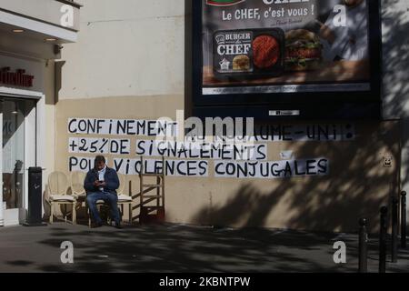 Un homme est assis devant un mur qui dit confinement dans le Royaume inité: 25percent des rapports de violence domestique à Paris sur 15 mai 2020, le cinquième jour d'une levée partielle d'un confinement de près de deux mois imposé en France pour arrêter la propagation de la pandémie causée par le nouveau coronavirus (COVID-19). (Photo de Mehdi Taamallah/NurPhoto) Banque D'Images