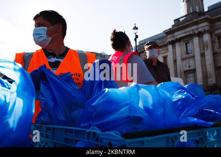 Des bénévoles de la Charité commencent chez eux, un groupe à but non lucratif, qui leur propose des colis alimentaires dans une « banque alimentaire mobile » de Trafalgar Square à Londres, en Angleterre, sur 15 mai 2020. Près de huit semaines complètes se sont écoulées depuis que le Premier ministre britannique Boris Johnson a ordonné le verrouillage du coronavirus au 23 mars, bien que certaines mesures, notamment la restriction sur l'exercice en extérieur plus d'une fois par jour, aient été supprimées cette semaine dans toute l'Angleterre. (Photo de David Cliff/NurPhoto) Banque D'Images