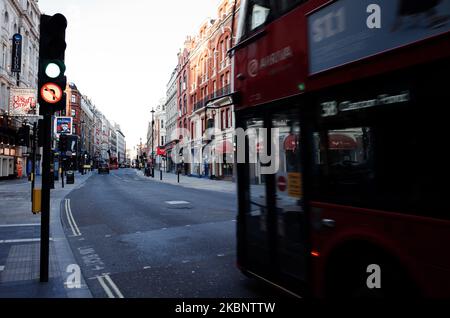 Un bus passe devant des théâtres fermés sur une avenue Shaftesbury quasi déserte à Londres, en Angleterre, sur 15 mai 2020. Près de huit semaines complètes se sont écoulées depuis que le Premier ministre britannique Boris Johnson a ordonné le verrouillage du coronavirus au 23 mars, bien que certaines mesures, notamment la restriction sur l'exercice en extérieur plus d'une fois par jour, aient été supprimées cette semaine dans toute l'Angleterre. (Photo de David Cliff/NurPhoto) Banque D'Images