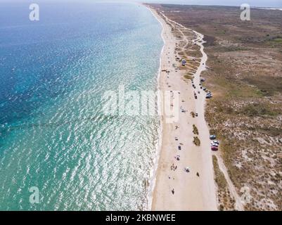 Vue aérienne d'un drone de personnes à la plage de Potamos à Epanomi, une plage près de Thessalonique et Halkidiki sur 15 mai 2020. Les Beachbars et les plages organisées ont ouvert leurs portes le samedi 16 mai 2020 au cours d'une vague de chaleur avec des températures dépassant 35°C. Les amateurs de plage voient se détendre, nager et bronzer sans les mesures gouvernementales contre la pandémie du coronavirus Covid-19, comme les distances sociales ou les masques. La Grèce assouplit progressivement le verrouillage permettant aux gens de voyager dans la région sans autorisation et d'ouvrir les magasins. Voyager dans une autre région, préfecture, est toujours sur un Banque D'Images