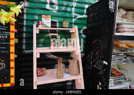 Vue sur le réfrigérateur Knickerbocker Free Food de Brooklyn offrant des produits congelés, des fruits et légumes frais, des livres et des couches pendant la pandémie du coronavirus à 16 mai 2020, dans la ville de New York. Le COVID-19 s'est répandu dans la plupart des pays du monde, faisant plus de 308 000 morts et plus de 4,6 millions d'infections signalées. (Photo de John Nacion/NurPhoto) Banque D'Images