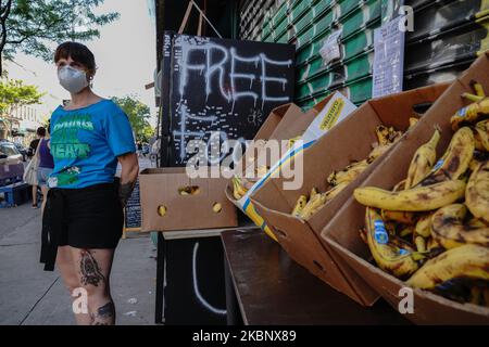 Vue sur le réfrigérateur Knickerbocker Free Food de Brooklyn offrant des produits congelés, des fruits et légumes frais, des livres et des couches pendant la pandémie du coronavirus à 16 mai 2020, dans la ville de New York. Le COVID-19 s'est répandu dans la plupart des pays du monde, faisant plus de 308 000 morts et plus de 4,6 millions d'infections signalées. (Photo de John Nacion/NurPhoto) Banque D'Images