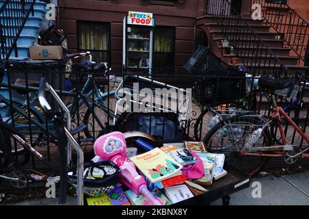 Vue sur le réfrigérateur Van Buren Street Free Food de Brooklyn offrant des produits congelés, des fruits et légumes frais, des livres et des couches pendant la pandémie du coronavirus à 16 mai 2020, dans la ville de New York. Le COVID-19 s'est répandu dans la plupart des pays du monde, faisant plus de 308 000 morts et plus de 4,6 millions d'infections signalées. (Photo de John Nacion/NurPhoto) Banque D'Images