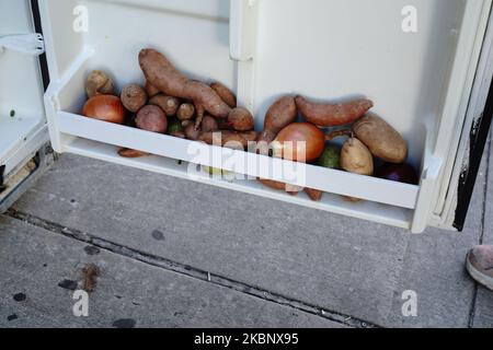 Vue d'une personne qui approvisionne le réfrigérateur Knickerbocker Free Food de Brooklyn, offrant des produits congelés, des fruits et légumes frais, des livres et des couches pendant la pandémie du coronavirus à 16 mai 2020, dans la ville de New York. Le COVID-19 s'est répandu dans la plupart des pays du monde, faisant plus de 308 000 morts et plus de 4,6 millions d'infections signalées. (Photo de John Nacion/NurPhoto) Banque D'Images