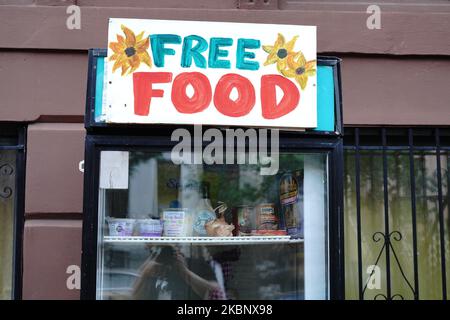 Vue sur le réfrigérateur Van Buren Street Free Food de Brooklyn offrant des produits congelés, des fruits et légumes frais, des livres et des couches pendant la pandémie du coronavirus à 16 mai 2020, dans la ville de New York. Le COVID-19 s'est répandu dans la plupart des pays du monde, faisant plus de 308 000 morts et plus de 4,6 millions d'infections signalées. (Photo de John Nacion/NurPhoto) Banque D'Images