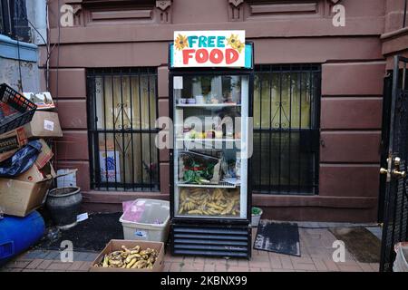 Vue sur le réfrigérateur Van Buren Street Free Food de Brooklyn offrant des produits congelés, des fruits et légumes frais, des livres et des couches pendant la pandémie du coronavirus à 16 mai 2020, dans la ville de New York. Le COVID-19 s'est répandu dans la plupart des pays du monde, faisant plus de 308 000 morts et plus de 4,6 millions d'infections signalées. (Photo de John Nacion/NurPhoto) Banque D'Images