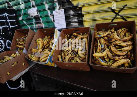 Vue sur le réfrigérateur Knickerbocker Free Food de Brooklyn offrant des produits congelés, des fruits et légumes frais, des livres et des couches pendant la pandémie du coronavirus à 16 mai 2020, dans la ville de New York. Le COVID-19 s'est répandu dans la plupart des pays du monde, faisant plus de 308 000 morts et plus de 4,6 millions d'infections signalées. (Photo de John Nacion/NurPhoto) Banque D'Images