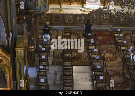 Des chaises simples au lieu de banquettes traditionnelles sont vues dans l'église lors de la réouverture des lieux de culte religieux ouverts aux fidèles selon des règles spécifiques à Athènes, Grèce, sur 17 mai 2020. Le nombre maximum de personnes autorisées dans les lieux de culte sera déterminé par le rapport d'une personne par 10 m² (par exemple, dans un lieu de culte de 300 m², le nombre maximum autorisé de personnes est de 30) et ils doivent maintenir une distance de 1,5 mètres entre eux. (Photo par Dimitris Lampropoulos/NurPhoto) Banque D'Images