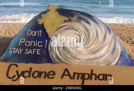 La sculpture de sable du cyclone 'Amphan est vue sur la plage de la côte est de la baie du Bengale pour diffuser un message de sensibilisation aux habitants de la zone de la côte est de la baie du Bengale avant la chute du cyclone sur 17 mai 2020. (Photo par STR/NurPhoto) Banque D'Images