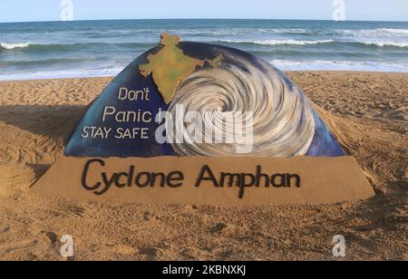 La sculpture de sable du cyclone 'Amphan est vue sur la plage de la côte est de la baie du Bengale pour diffuser un message de sensibilisation aux habitants de la zone de la côte est de la baie du Bengale avant la chute du cyclone sur 17 mai 2020. (Photo par STR/NurPhoto) Banque D'Images