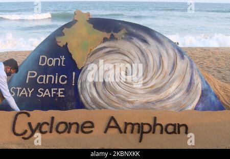 La sculpture de sable du cyclone 'Amphan est vue sur la plage de la côte est de la baie du Bengale pour diffuser un message de sensibilisation aux habitants de la zone de la côte est de la baie du Bengale avant la chute du cyclone sur 17 mai 2020. (Photo par STR/NurPhoto) Banque D'Images