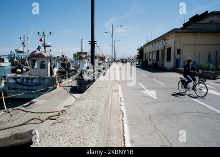 La jetée de Marina di Ravenna et un cycliste portant le masque. Marina di Ravenna, Italie, 10 mai 2020. (Photo par Andrea Savorani Neri/NurPhoto) Banque D'Images