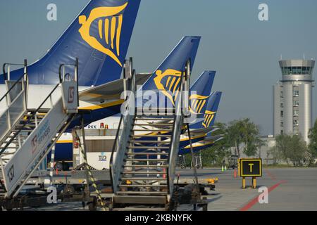 Vue sur les avions Ryanair, au sol de l'aéroport international Jean-Paul II de Cracovie-Balice. Ryanair va supprimer 250 000 emplois dans toute l'Europe, notamment en Irlande, au Royaume-Uni, en Espagne et en Pologne, et bien d'autres encore à venir. Lundi, 18 mai 2020, à l'aéroport international Jean-Paul II de Cracovie-Balice, Cracovie, Pologne. (Photo par Artur Widak/NurPhoto) Banque D'Images