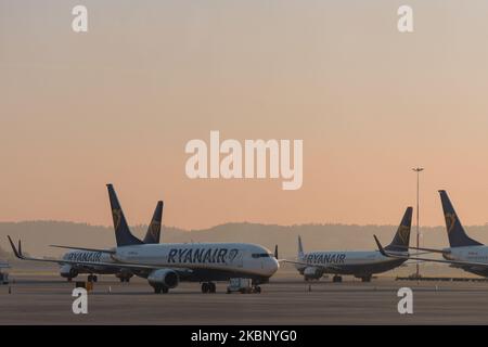 Vue sur les avions Ryanair, au sol de l'aéroport international Jean-Paul II de Cracovie-Balice. Ryanair va supprimer 250 000 emplois dans toute l'Europe, notamment en Irlande, au Royaume-Uni, en Espagne et en Pologne, et bien d'autres encore à venir. Lundi, 18 mai 2020, à l'aéroport international Jean-Paul II de Cracovie-Balice, Cracovie, Pologne. (Photo par Artur Widak/NurPhoto) Banque D'Images